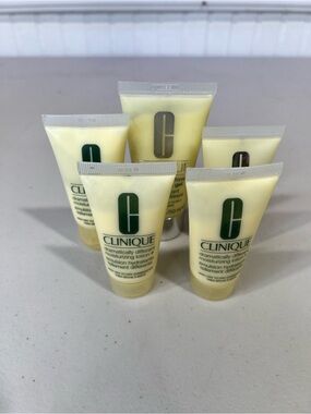 Clinique dramatically, different Lotion Travel Tubes - Set of 5